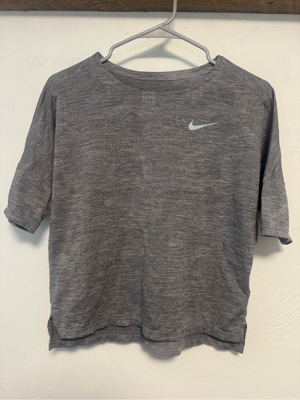 Nike Grey Patterned Short Sleeve Athletic Top
